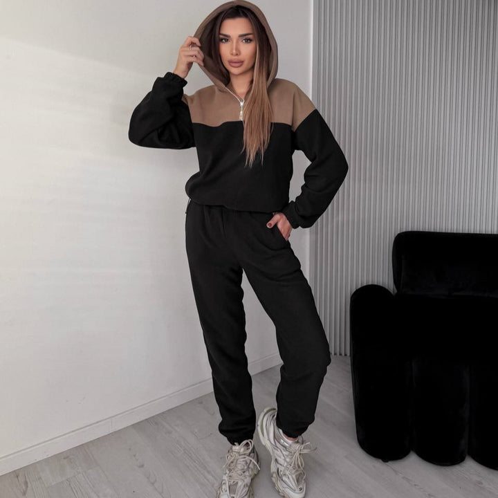 Kvinnors avslappnade fleece sports set med huva och modern passform Mirla-Eva Jonsson