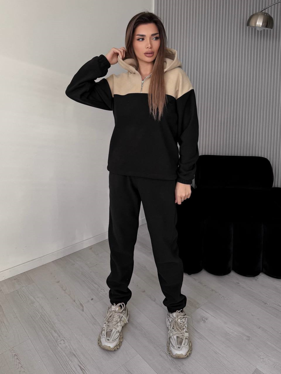 Kvinnors avslappnade fleece sports set med huva och modern passform Mirla-Eva Jonsson