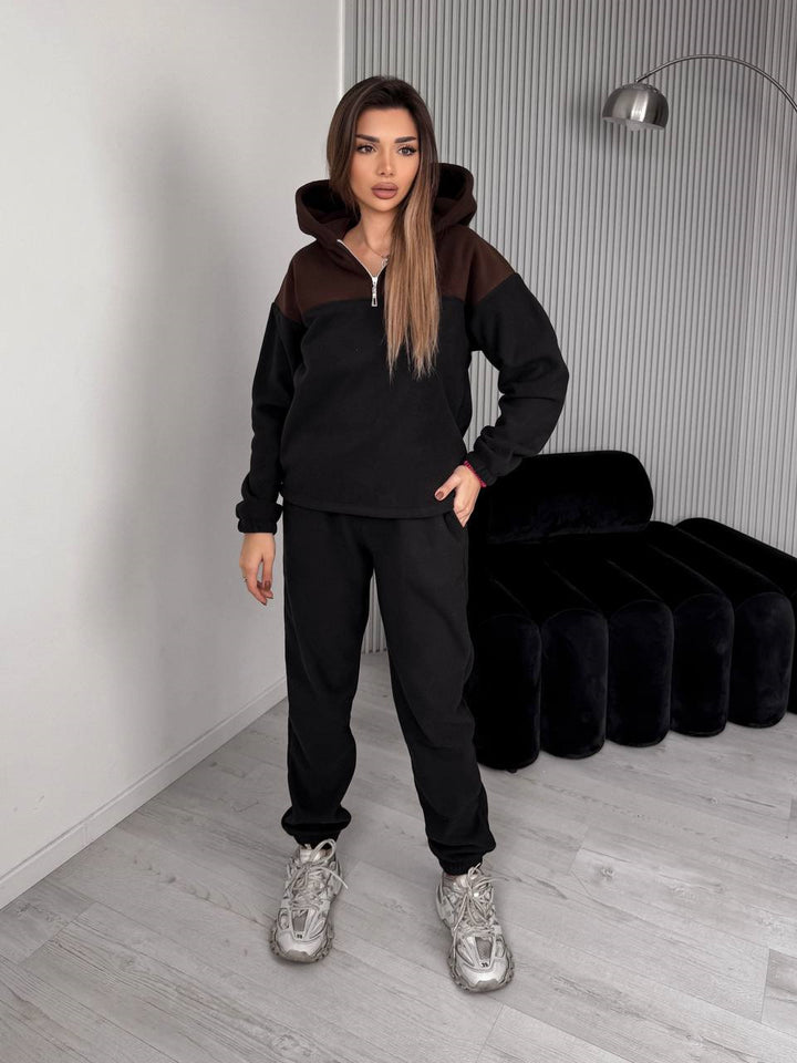 Kvinnors avslappnade fleece sports set med huva och modern passform Mirla-Eva Jonsson