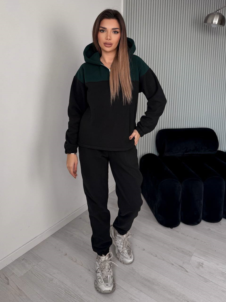 Kvinnors avslappnade fleece sports set med huva och modern passform Mirla-Eva Jonsson