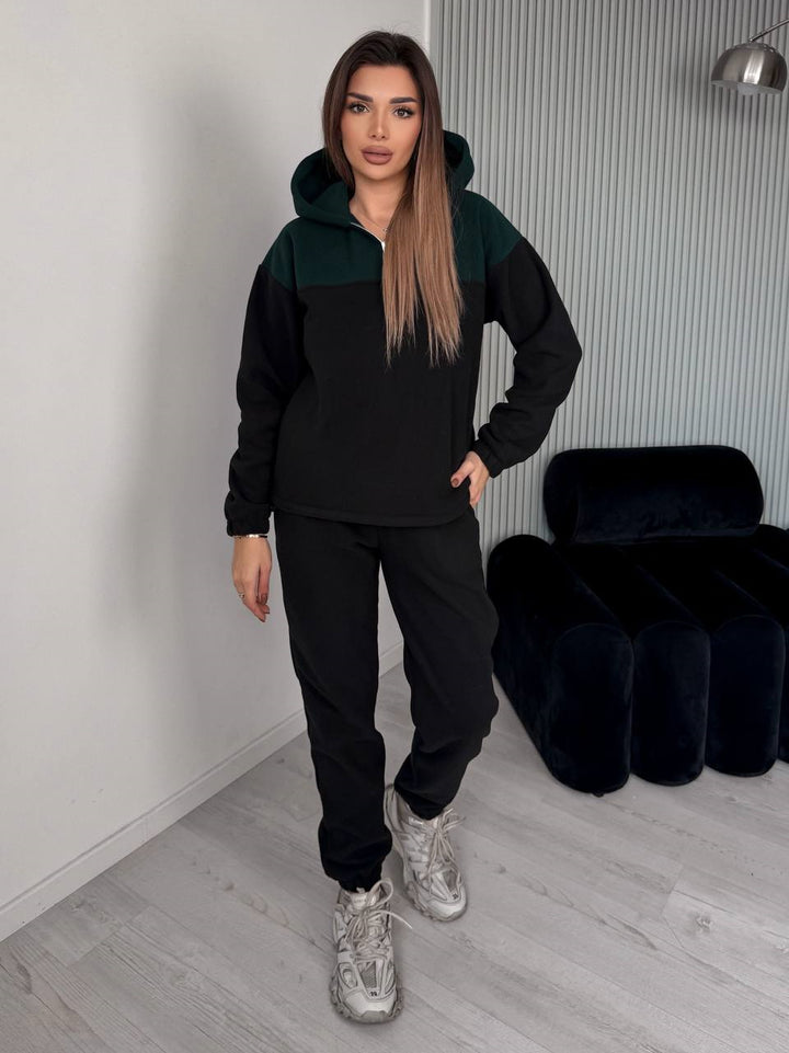 Kvinnors avslappnade fleece sports set med huva och modern passform Mirla-Eva Jonsson