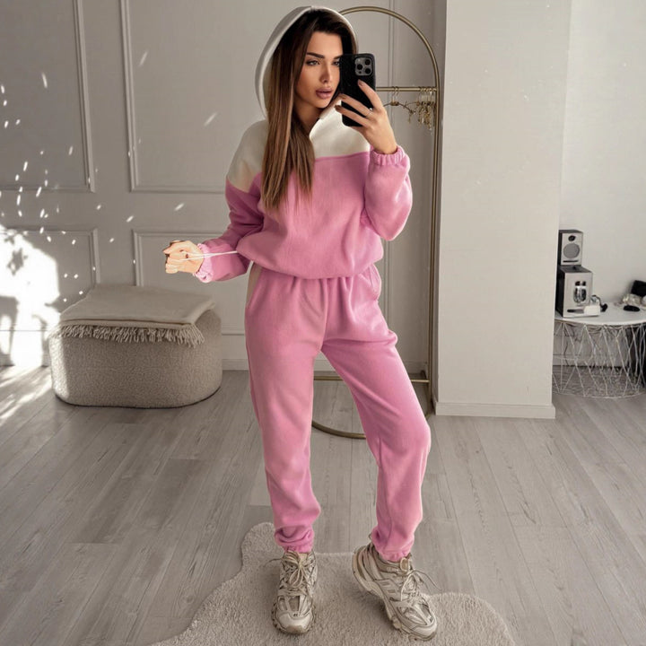Kvinnors avslappnade fleece sports set med huva och modern passform Mirla-Eva Jonsson