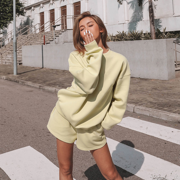 Kvinnors avslappnade fleece sweatshirt och shorts set Mirla-Eva Jonsson