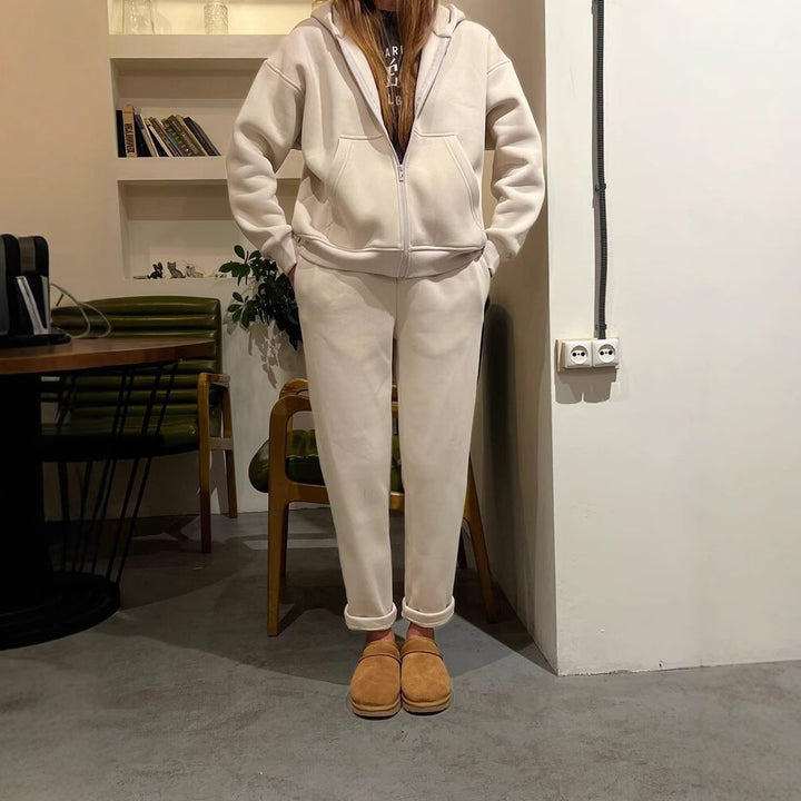 Kvinnors avslappnade fleece-träningsdress med huva och bekväma manschetter Mirla-Eva Jonsson