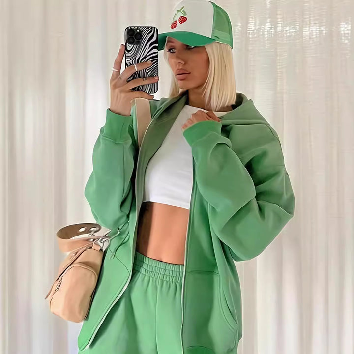 Kvinnors avslappnade fritids-set med modern oversized hoodie och lösa byxor Stil Mirla-Eva Jonsson