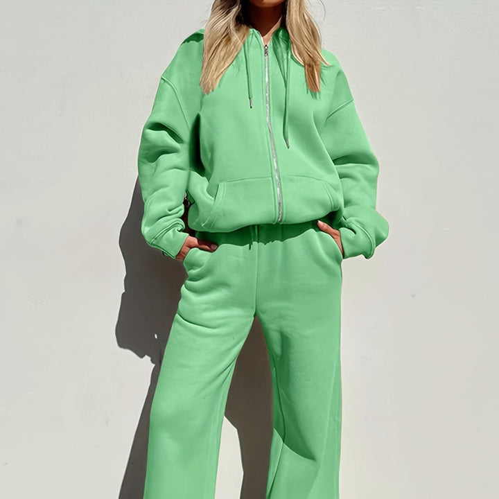 Kvinnors avslappnade fritids-set med modern oversized hoodie och lösa byxor Stil Mirla-Eva Jonsson