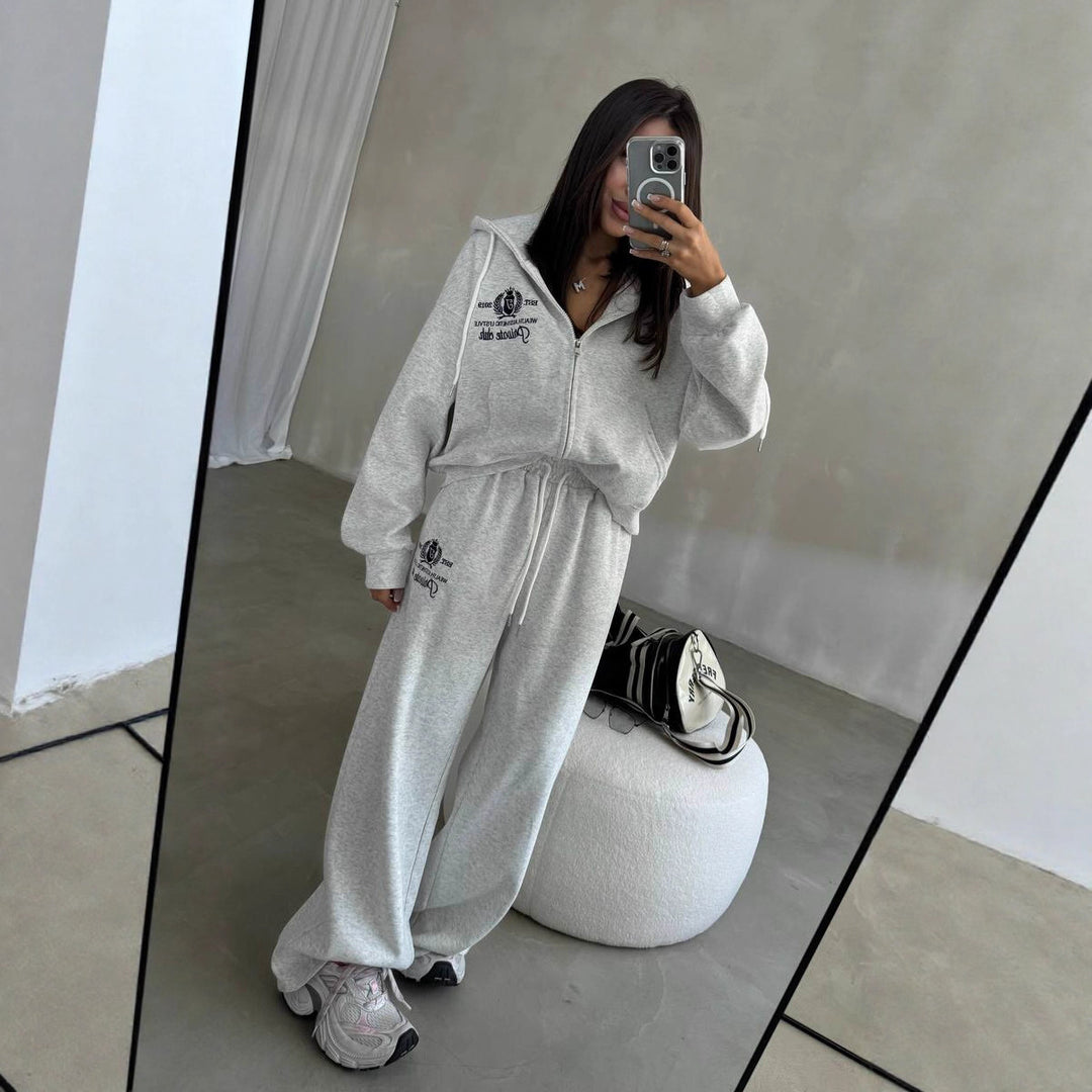 Kvinnors avslappnade fritidsdräkt i modern oversize-stil med hög krage och praktisk dragkedja Mirla-Eva Jonsson
