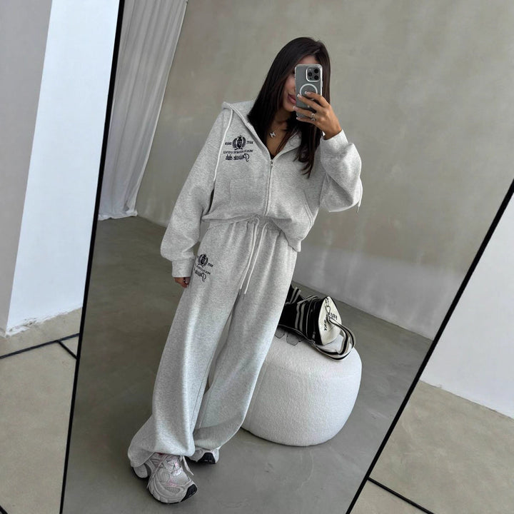 Kvinnors avslappnade fritidsdräkt i modern oversize-stil med hög krage och praktisk dragkedja Mirla-Eva Jonsson