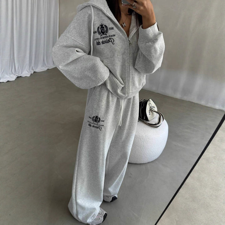 Kvinnors avslappnade fritidsdräkt i modern oversize-stil med hög krage och praktisk dragkedja Mirla-Eva Jonsson