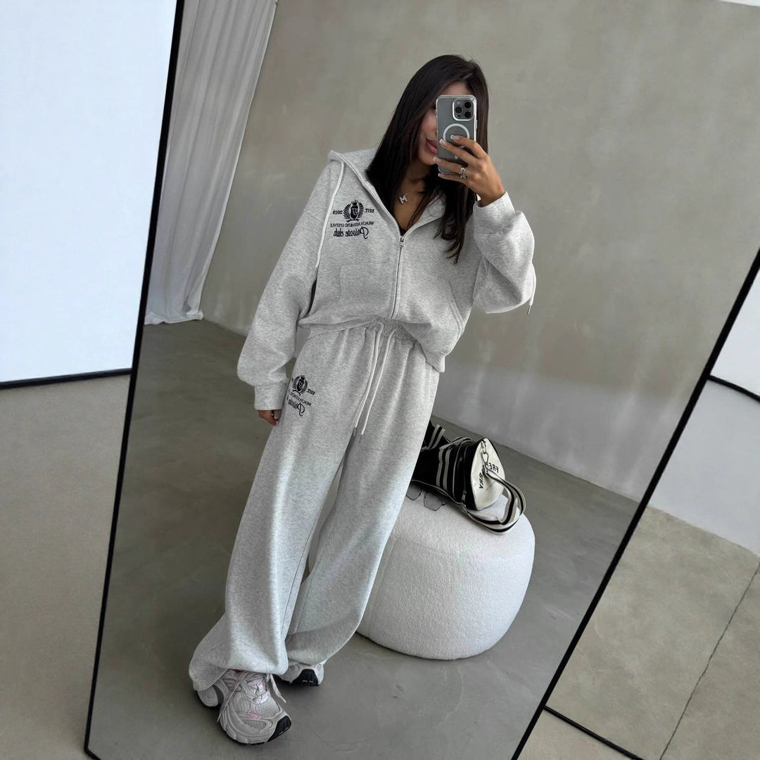 Kvinnors avslappnade fritidsdräkt i modern oversize-stil med hög krage och praktisk dragkedja Mirla-Eva Jonsson