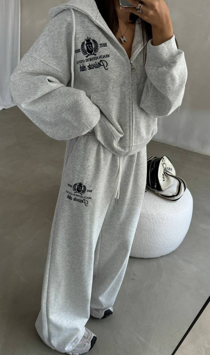 Kvinnors avslappnade fritidsdräkt i modern oversize-stil med hög krage och praktisk dragkedja Mirla-Eva Jonsson