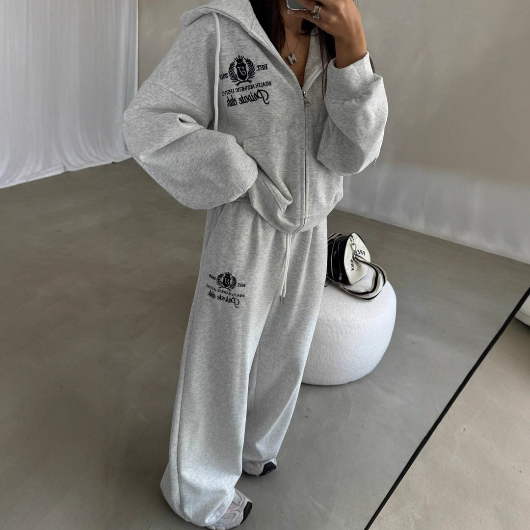 Kvinnors avslappnade fritidsdräkt i modern oversize-stil med hög krage och praktisk dragkedja Mirla-Eva Jonsson