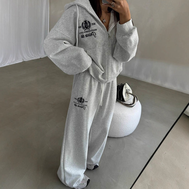 Kvinnors avslappnade fritidsdräkt i modern oversize-stil med hög krage och praktisk dragkedja Mirla-Eva Jonsson