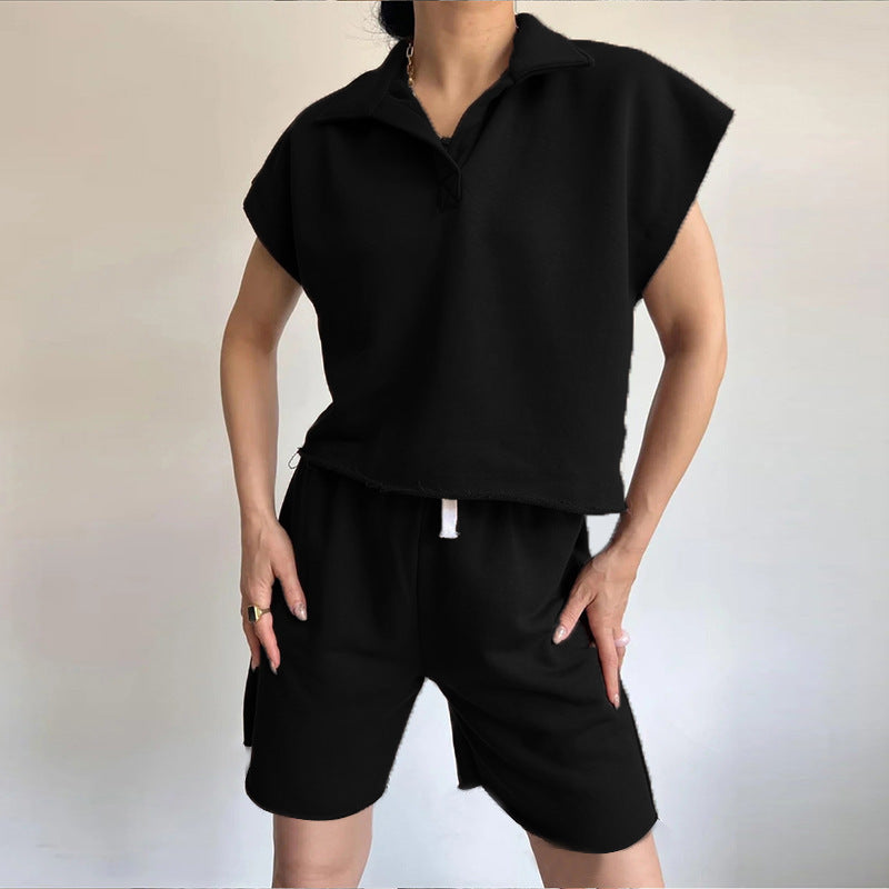 Kvinnors avslappnade fritidsdräkt med hög krage och elastiska shorts Mirla-Eva Jonsson