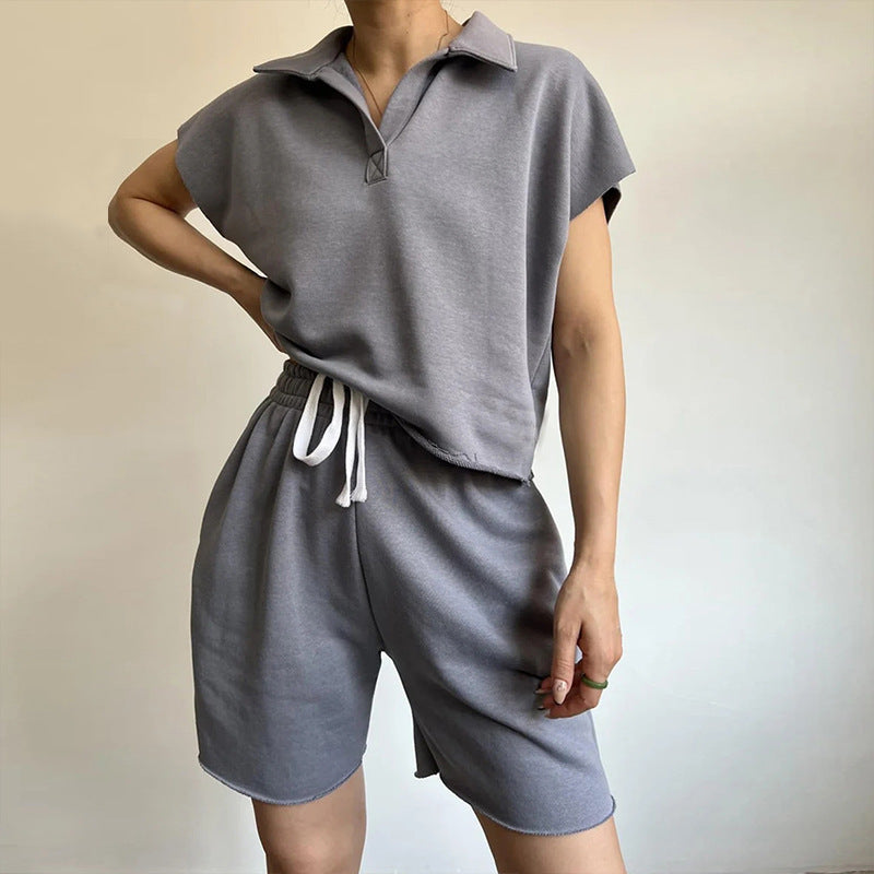 Kvinnors avslappnade fritidsdräkt med hög krage och elastiska shorts Mirla-Eva Jonsson