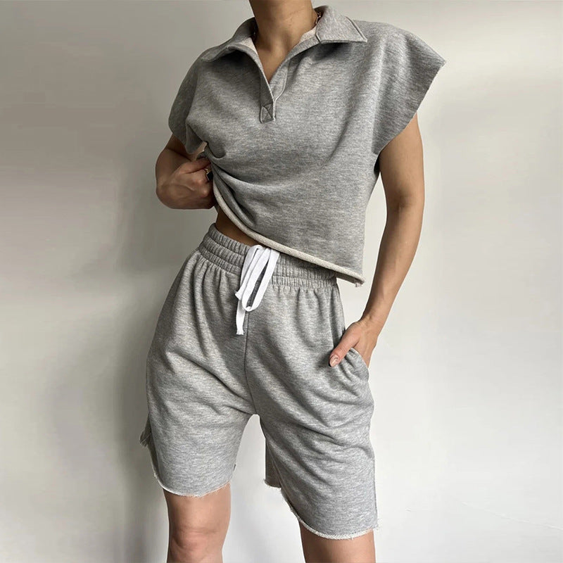 Kvinnors avslappnade fritidsdräkt med hög krage och elastiska shorts Mirla-Eva Jonsson
