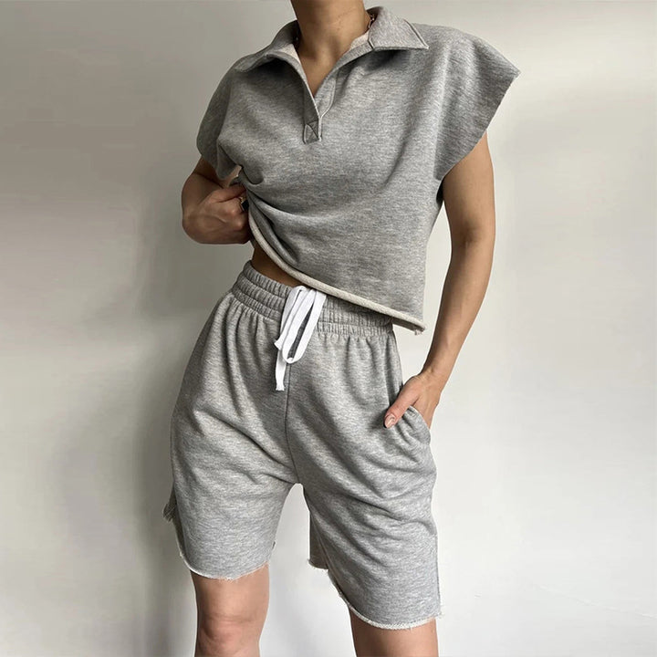 Kvinnors avslappnade fritidsdräkt med hög krage och elastiska shorts Mirla-Eva Jonsson