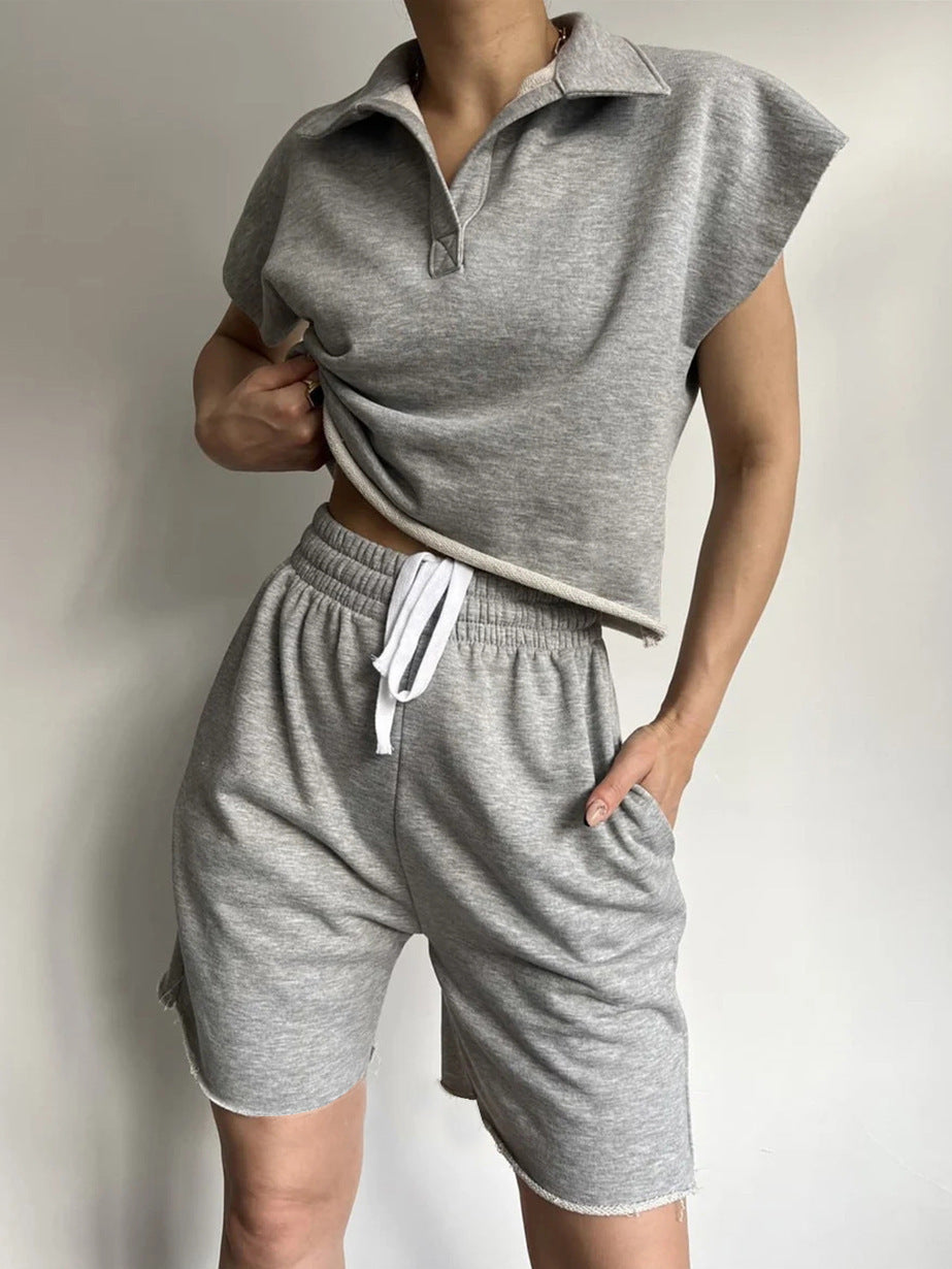 Kvinnors avslappnade fritidsdräkt med hög krage och elastiska shorts Mirla-Eva Jonsson
