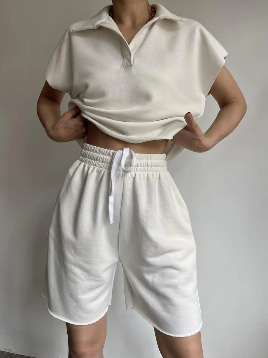 Kvinnors avslappnade fritidsdräkt med hög krage och elastiska shorts Mirla-Eva Jonsson