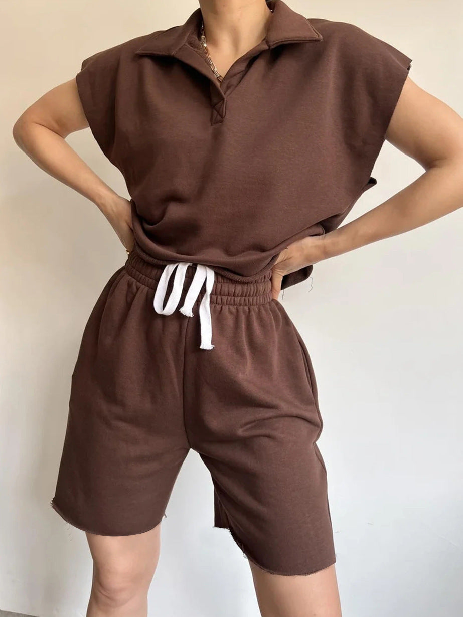 Kvinnors avslappnade fritidsdräkt med hög krage och elastiska shorts Mirla-Eva Jonsson