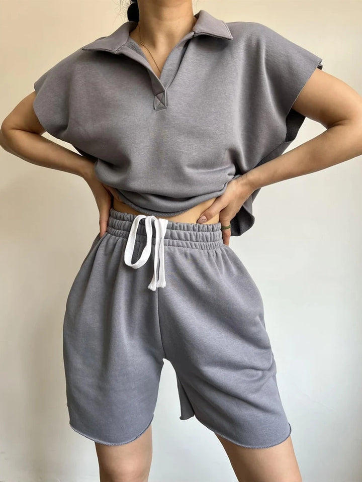 Kvinnors avslappnade fritidsdräkt med hög krage och elastiska shorts Mirla-Eva Jonsson