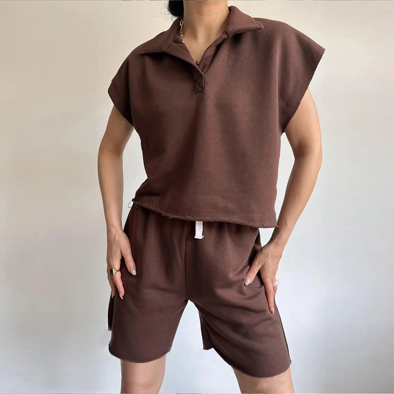 Kvinnors avslappnade fritidsdräkt med hög krage och elastiska shorts Mirla-Eva Jonsson
