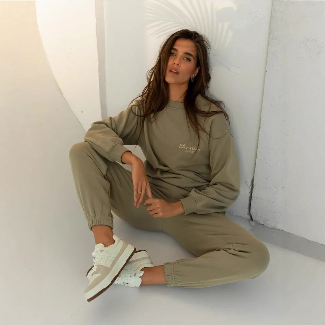 Kvinnors avslappnade fritidsdräkt med hög midja och justerbara ärmslut Mirla-Eva Jonsson