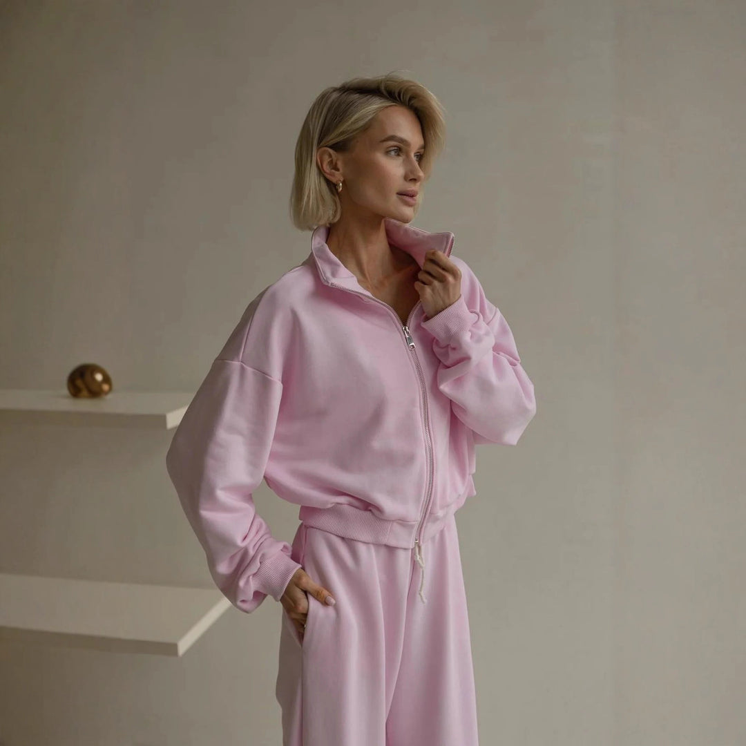 Kvinnors avslappnade fritidsdräkt med kort jacka och bekväma vida ben Mirla-Eva Jonsson