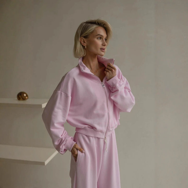 Kvinnors avslappnade fritidsdräkt med kort jacka och bekväma vida ben Mirla-Eva Jonsson