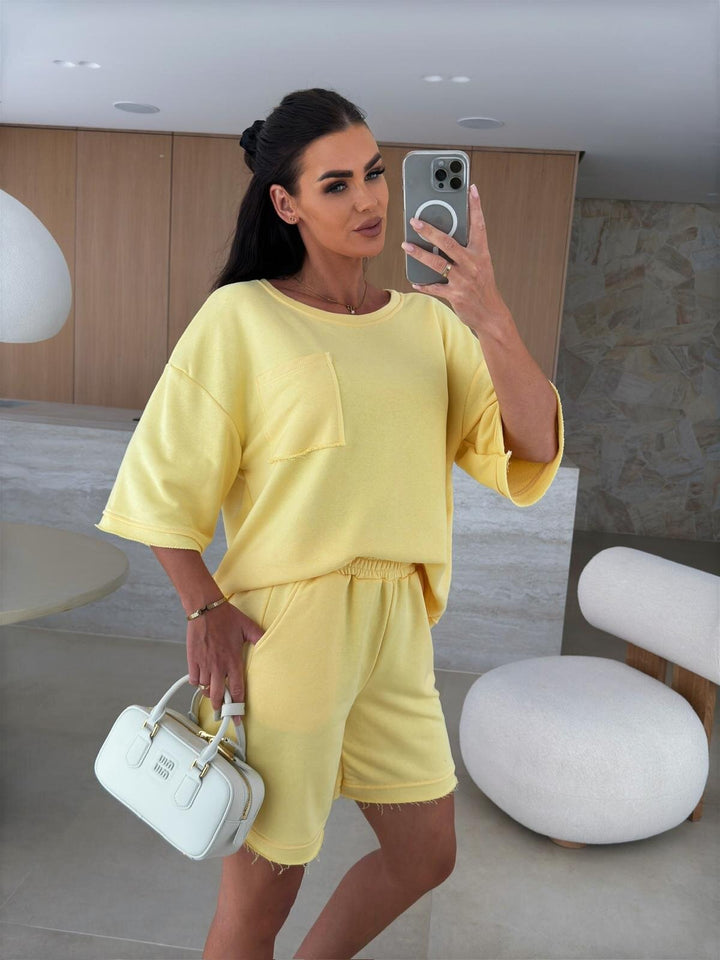 Kvinnors avslappnade fritidsdräkt med oversize t-shirt och bekväma shorts Mirla-Eva Jonsson