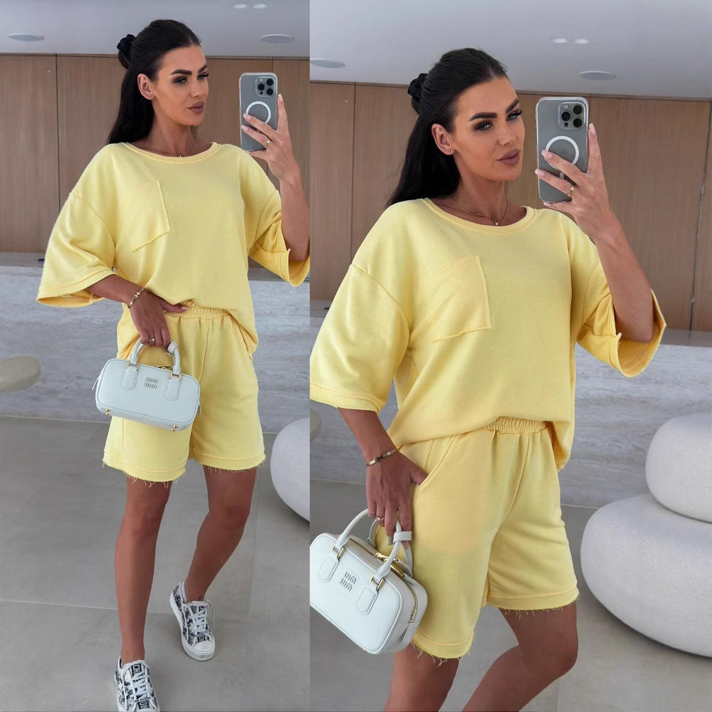 Kvinnors avslappnade fritidsdräkt med oversize t-shirt och bekväma shorts Mirla-Eva Jonsson