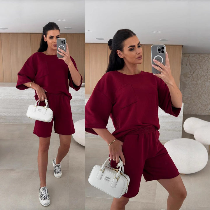 Kvinnors avslappnade fritidsdräkt med oversize t-shirt och bekväma shorts Mirla-Eva Jonsson