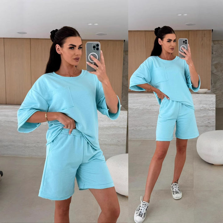Kvinnors avslappnade fritidsdräkt med oversize t-shirt och bekväma shorts Mirla-Eva Jonsson