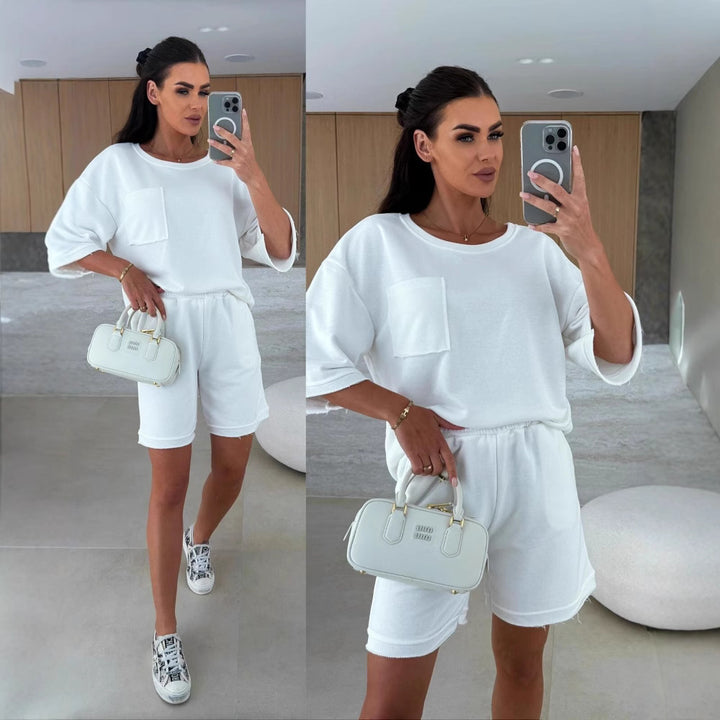 Kvinnors avslappnade fritidsdräkt med oversize t-shirt och bekväma shorts Mirla-Eva Jonsson