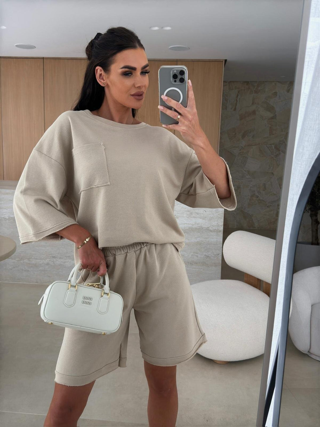 Kvinnors avslappnade fritidsdräkt med oversize t-shirt och bekväma shorts Mirla-Eva Jonsson