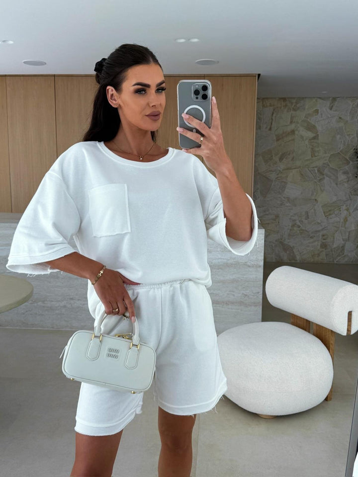 Kvinnors avslappnade fritidsdräkt med oversize t-shirt och bekväma shorts Mirla-Eva Jonsson