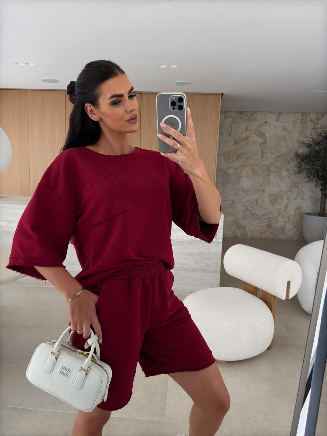 Kvinnors avslappnade fritidsdräkt med oversize t-shirt och bekväma shorts Mirla-Eva Jonsson