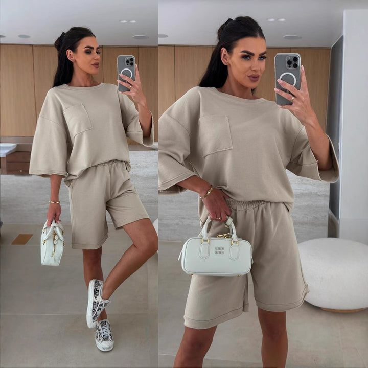 Kvinnors avslappnade fritidsdräkt med oversize t-shirt och bekväma shorts Mirla-Eva Jonsson