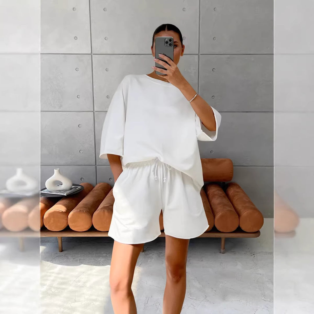 Kvinnors avslappnade fritidsdräktset tillverkat av mjuk bomullsblandning med oversized T-shirt och shorts-Eva Jonsson