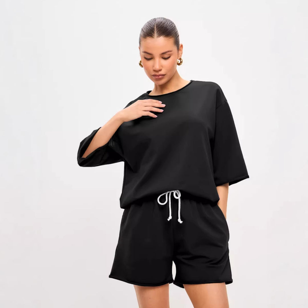 Kvinnors avslappnade fritidsdräktset tillverkat av mjuk bomullsblandning med oversized T-shirt och shorts-Eva Jonsson