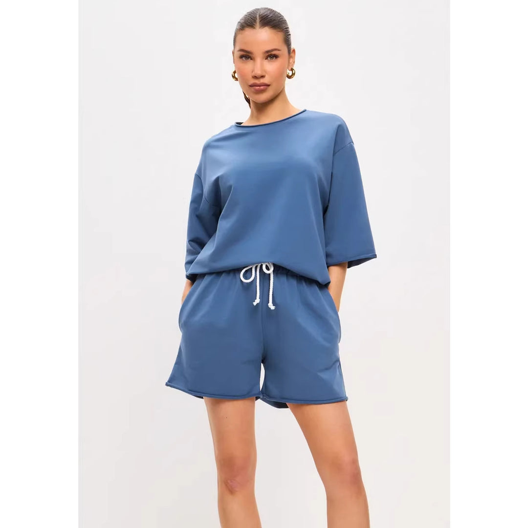 Kvinnors avslappnade fritidsdräktset tillverkat av mjuk bomullsblandning med oversized T-shirt och shorts-Eva Jonsson