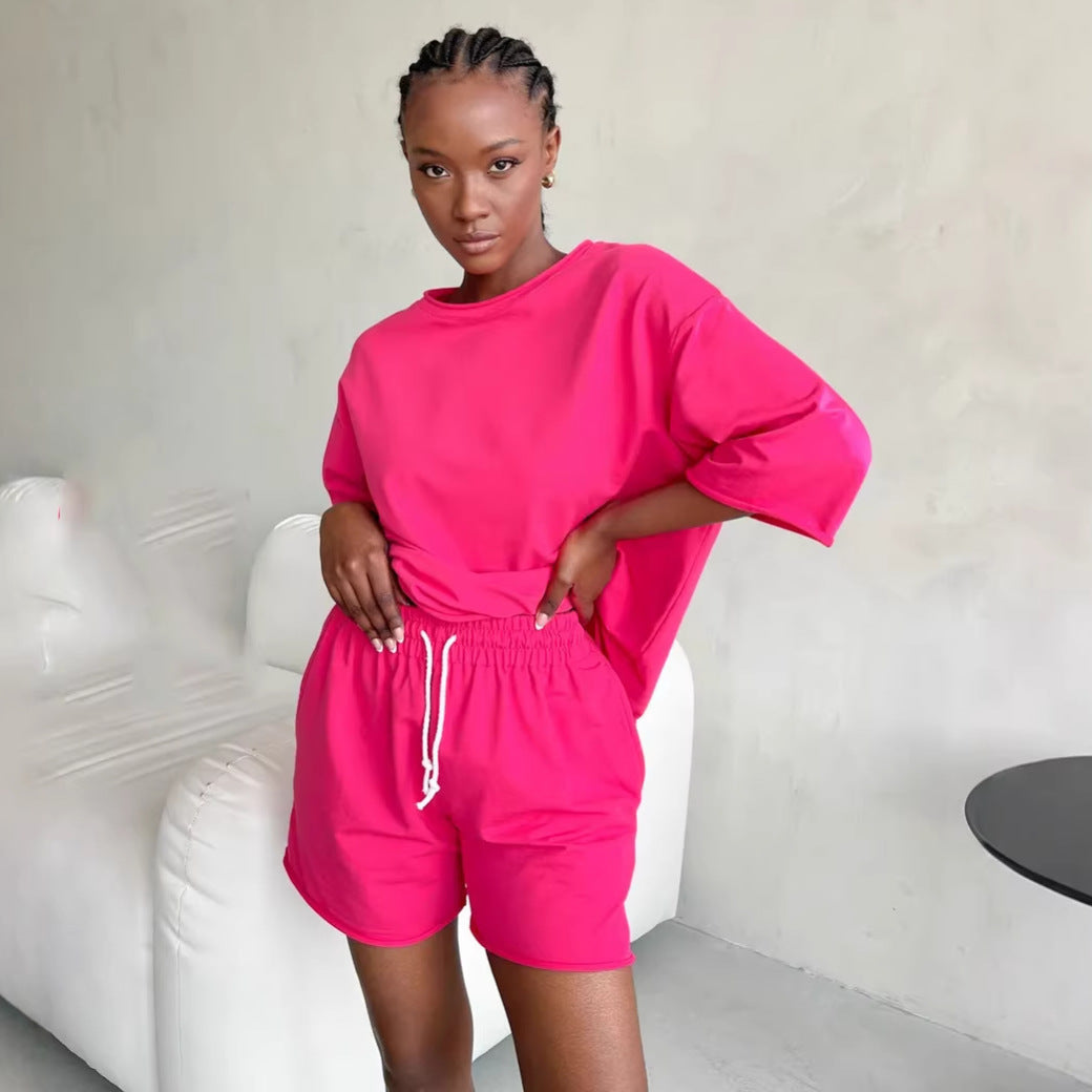 Kvinnors avslappnade fritidsdräktset tillverkat av mjuk bomullsblandning med oversized T-shirt och shorts-Eva Jonsson