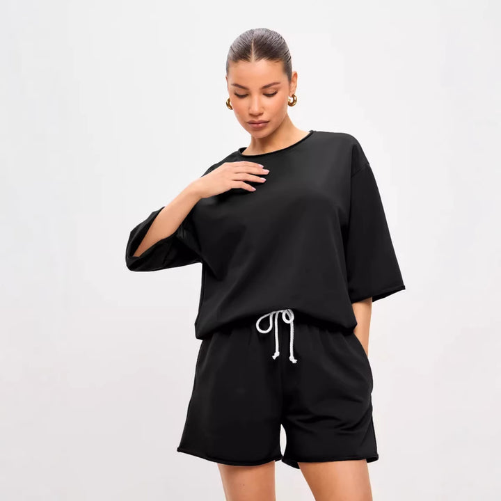 Kvinnors avslappnade fritidsdräktset tillverkat av mjuk bomullsblandning med oversized T-shirt och shorts-Eva Jonsson