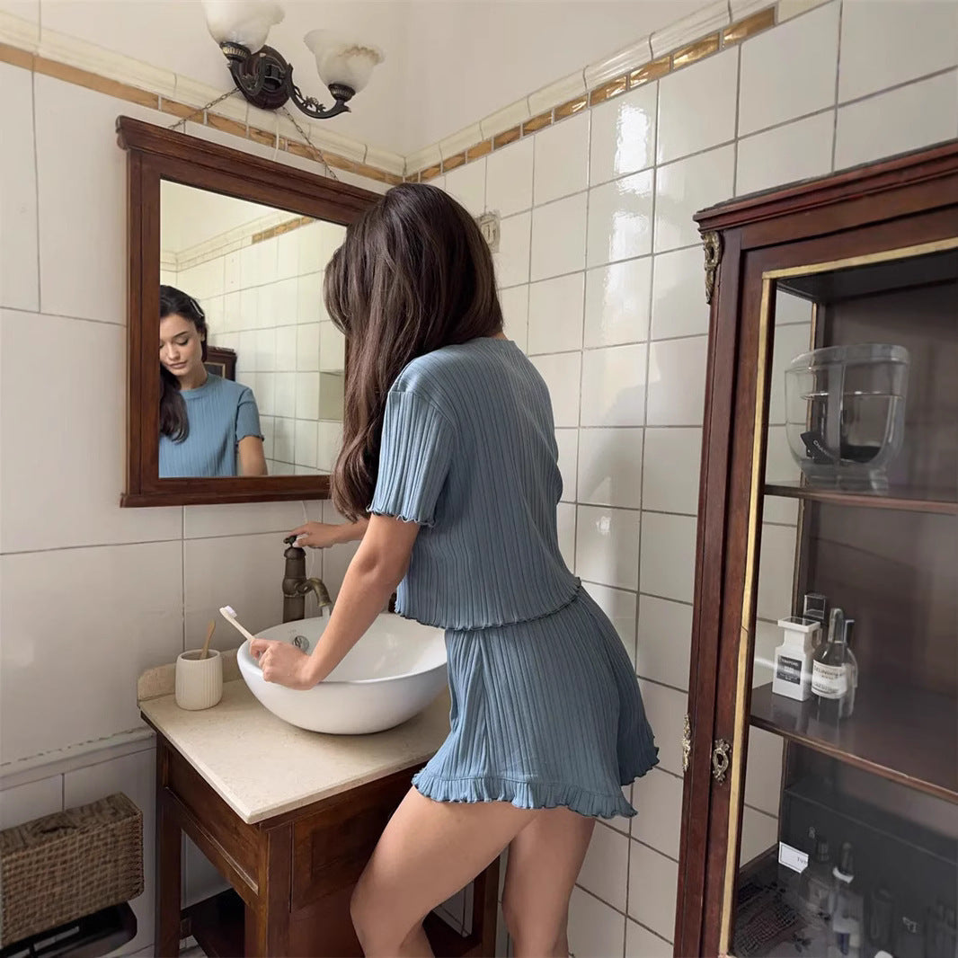 Kvinnors avslappnade fritidsöverdel och shorts set med ribbad textur och lekfull volang-Eva Jonsson