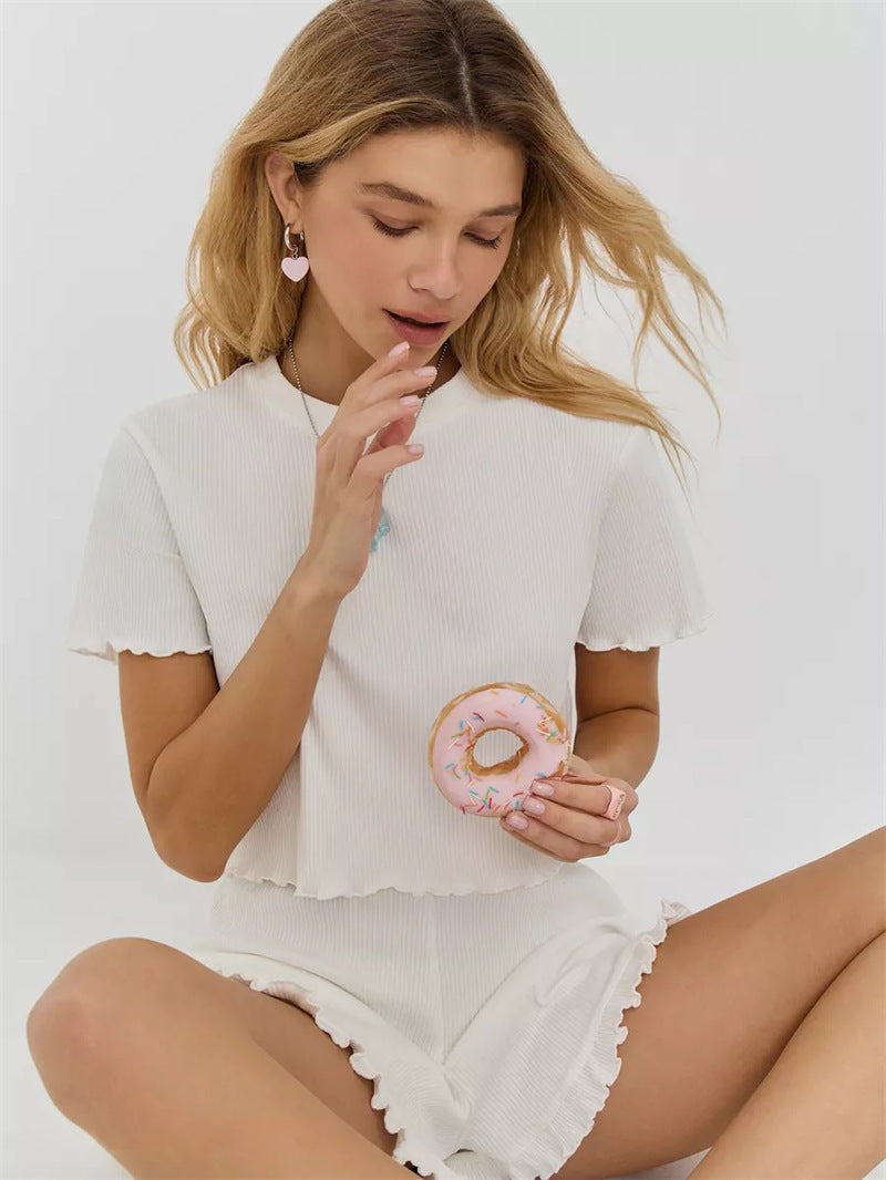 Kvinnors avslappnade fritidsöverdel och shorts set med ribbad textur och lekfull volang-Eva Jonsson