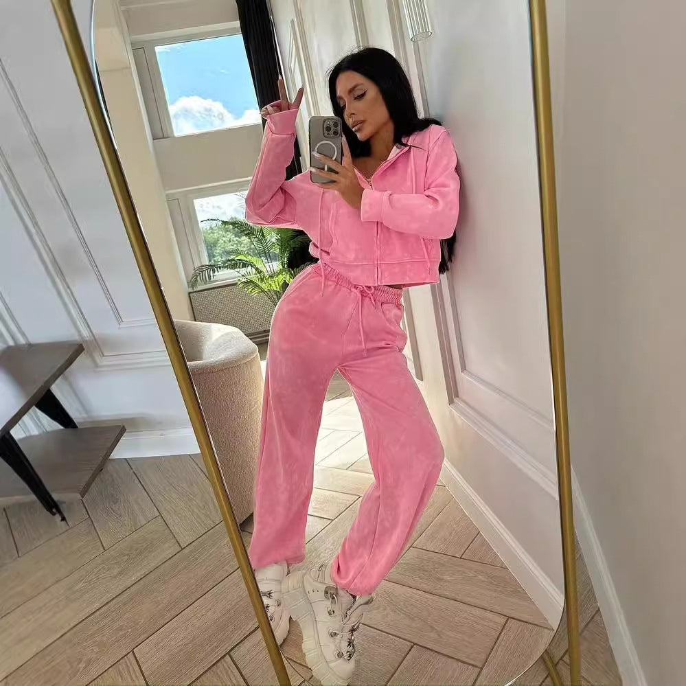 Kvinnors avslappnade fritidsset med huvtröja och joggingbyxor i modern stil Mirla-Eva Jonsson