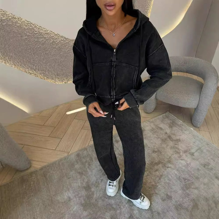 Kvinnors avslappnade fritidsset med huvtröja och joggingbyxor i modern stil Mirla-Eva Jonsson