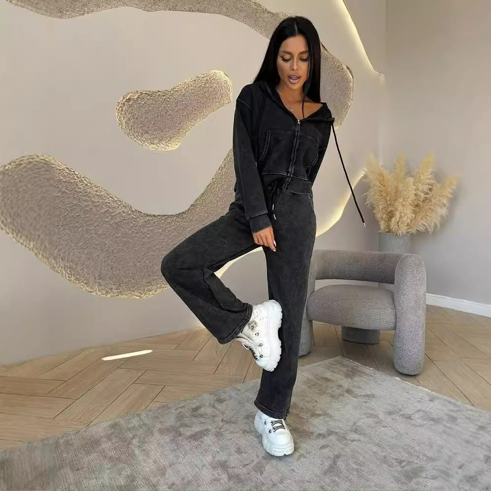 Kvinnors avslappnade fritidsset med huvtröja och joggingbyxor i modern stil Mirla-Eva Jonsson