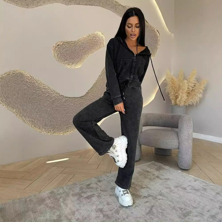 Kvinnors avslappnade fritidsset med huvtröja och joggingbyxor i modern stil Mirla-Eva Jonsson