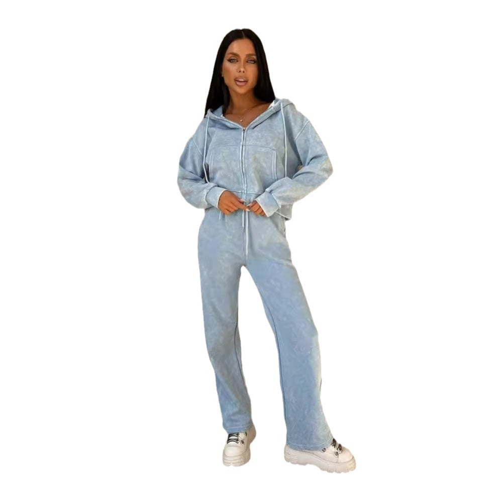 Kvinnors avslappnade fritidsset med huvtröja och joggingbyxor i modern stil Mirla-Eva Jonsson